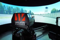 ドライビングシミュレータとヘッドマウントディスプレイ技術を融合、S&VLとLP-RESEARCHが連携 画像