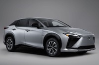 レクサス『RZ』改良新型、米国発売へ…「プラグ&チャージ」機能搭載 画像