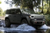ジープ、新型電動SUV『リーコン』発表…650馬力モーターで伝統の4×4性能を実現 画像