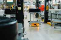 コンチネンタル、タイヤ工場に自律走行ロボット導入…従業員は最大250kgの台車運搬から解放 画像