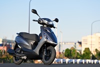 【ヤマハ アクシスZ 試乗】最軽量か、ゆとりか。「シグナス」と「ジョグ」の間で光る「王道コミューター」の姿…伊丹孝裕 画像