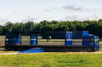 自動運転トラック2台の間を自転車で飛び越える、世界初の挑戦に成功…スカニア 画像