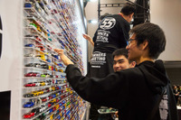 5000台ウォールとエヴァコラボ実車を初公開　トミカ55周年「TOMICA OWNERS MEETING」開幕 画像