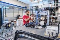 ポルシェ、EVバッテリーの長寿命化技術を公開…急速充電時間を3.5分短縮 画像