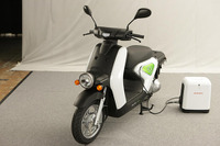 【東京モーターショー09】ホンダの二輪EV、EVE-neo は近未来 画像