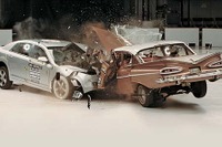 50年前の車と今の車と衝突テスト　米IIHSが実施 画像