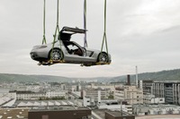メルセデスベンツ SLS AMG、ガルウイングを広げ空から登場 画像