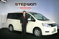 【ホンダ ステップワゴン 新型発表】伊東社長、「反省して」広さと燃費に戻る 画像