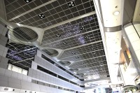 羽田空港ロビー天井にLEDで映像 画像