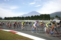 富士スピードウェイで自転車耐久レース 10月24日 画像