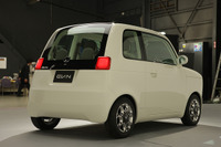 【東京モーターショー09】タイヤサイズに苦労したホンダ EV-N 画像