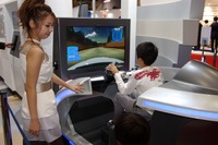 【東京モーターショー09】お通夜のような雰囲気かというと…人気ブースはここ! 画像