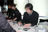 【オートサロン2003速報】“日本一速い男”星野に会おう! …サイン&握手会開催 画像