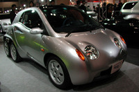 【オートサロン2003速報】由良拓也のハイブリッド6輪スポーツ、ベースは? 画像