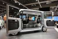 【東京モーターショー09】ダイハツ デカデカ の銀塩カメラとアップル 画像