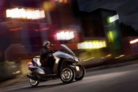 プジョーから3輪ハイブリッドスクーター…燃費は50km/リットル 画像