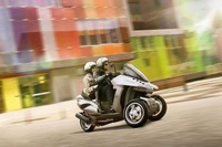 プジョーから3輪ハイブリッドスクーター…燃費は50km/リットル 画像