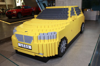 LEGOで実物大SUV---世界に1台の X1 がBMW博物館に出現 画像