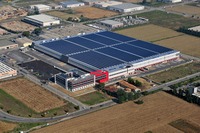 三菱電機、イタリアの物流センターに太陽電池を納入 画像