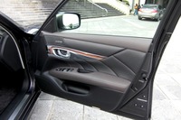 【日産 フーガ 新型発表】右ドアを内側から左手で開ける 画像