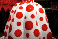 草間彌生×アウディ、巨大な水玉かぼちゃ 画像