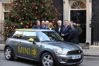 MINI E、英ブラウン首相に納車 画像