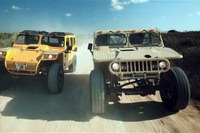 ドバイショック!! 軍用車ベースのSUVが突如、出現 画像