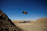 ［動画］トラックがバック宙、バイクが凱旋門に飛び乗る…… 画像