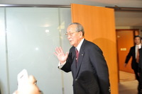 稲盛氏、前原国交相とともに官邸へ 画像