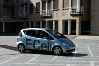 トヨタ、ホンダの足元で…ダイムラークライスラーが燃料電池車『F-Cell』発売 画像