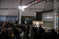 【東京オートサロン10】イベントステージにコンパニオン大集合! 画像