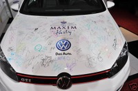 VW、ハリウッドセレブのサイン入りゴルフ GTIをオークションへ…ハイチ復興支援 画像