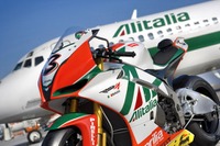 「アリタリア・カラー」がスーパーバイクで復活 アプリリア 画像