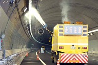 ［新東名トンネル照明実験］キャビテーション清掃車との相性も検証 画像