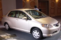 輸入車販売、日本メーカーに助けられてプラス維持……3月の実績 画像