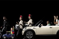 MINI、銀座の巨大広告を更新…クラブマンや桜仕様などが登場 画像