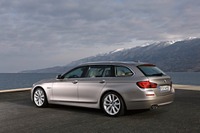 BMW 5シリーズ 新型にツーリング発表…スポーツワゴンの新基準 画像