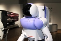 幻の ASIMO 開発機「P4」を展示! 画像