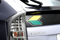 新型 プリウス に装着できる初心者マーク発売 画像
