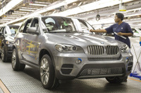 BMW X5、改良モデルを生産開始…4000近いパーツを一新 画像