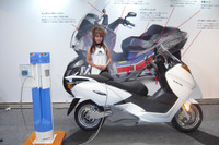 【東京モーターサイクルショー10】充電器を搭載した電動スクーター VX-1 画像