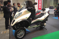 【東京モーターサイクルショー10】一般人が買える初のPHV?…ピアジオ MP3 画像