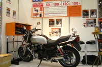 【東京モーターサイクルショー10】バイク駐輪場も進化しています 画像