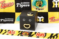 六甲おろしを歌い、阪神タイガースを熱心に応援する！　クロックマン虎型 画像