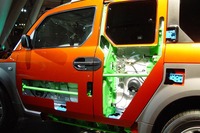 【ホンダ『エレメント』発表】センターピラーが無くとも強度は保っています 画像