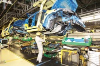 マツダ、工場ラインの技能系を増員 2011年度採用 画像