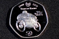 スズキのマン島TTレース参戦50周年、記念硬貨を発行 画像