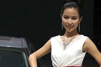【北京モーターショー10】コンパニオン画像…背が高くて抜群のプロポーション 画像