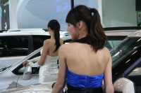 【北京モーターショー10】コンパニオン画像…背中で勝負 画像