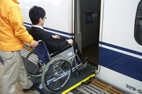 新幹線乗降用の車椅子スロープ　住友ゴムが納入 画像